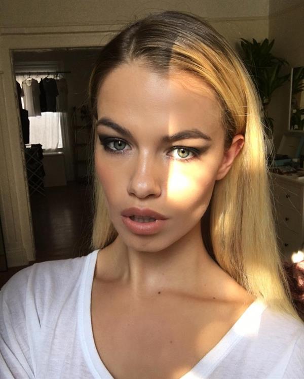 Hailey Clauson taking a selfie