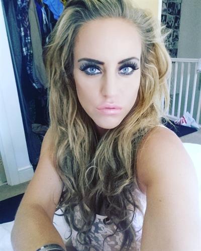 Danielle Mason taking a selfie