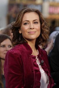 Alyssa Milano Extra at the Grove in Los Angeles November 30, 2010