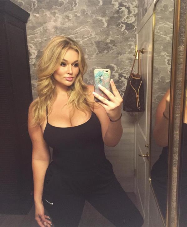 Hunter McGrady taking a selfie