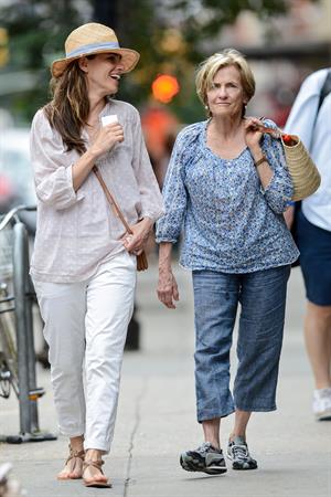 Amanda Peet - Out with her mom - August 25, 2012