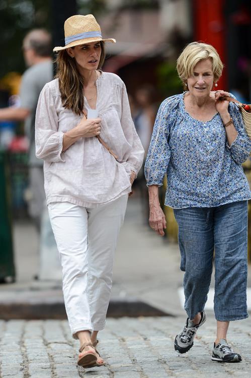 Amanda Peet - Out with her mom - August 25, 2012