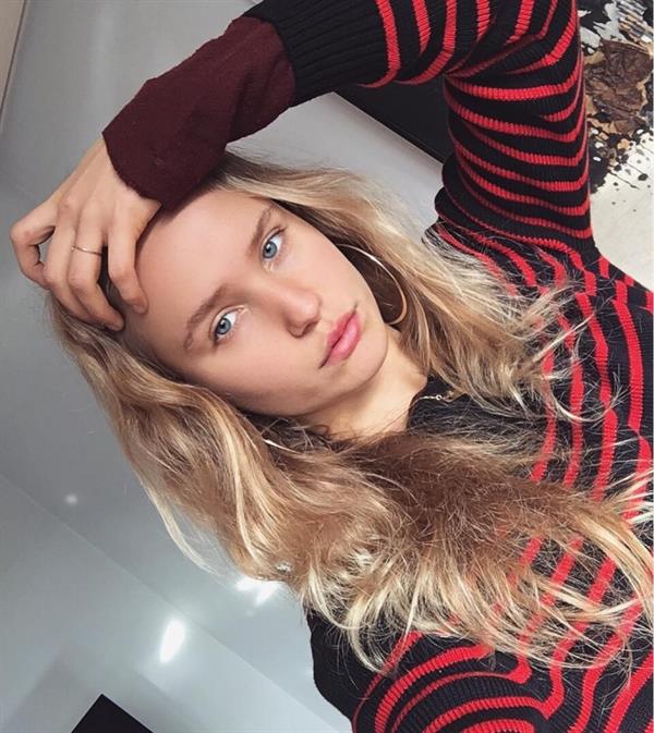 Sailor Brinkley Cook taking a selfie