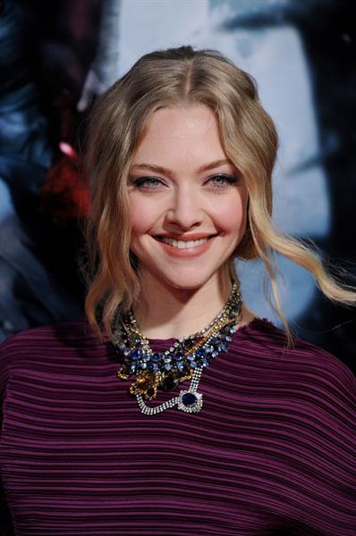 Amanda Seyfried Los Angeles premiere of Red Riding Hood at Graumans Chinese Theatre on March 7, 2011