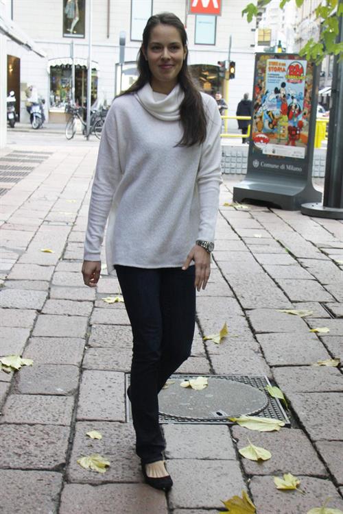 Ana Ivanovic Enjoys a stroll in Milan November 30, 2012  