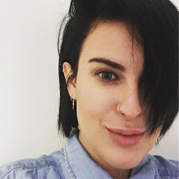 Rumer Willis taking a selfie