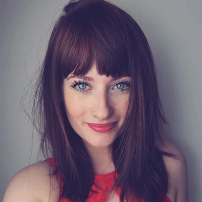 Jessica Lou taking a selfie