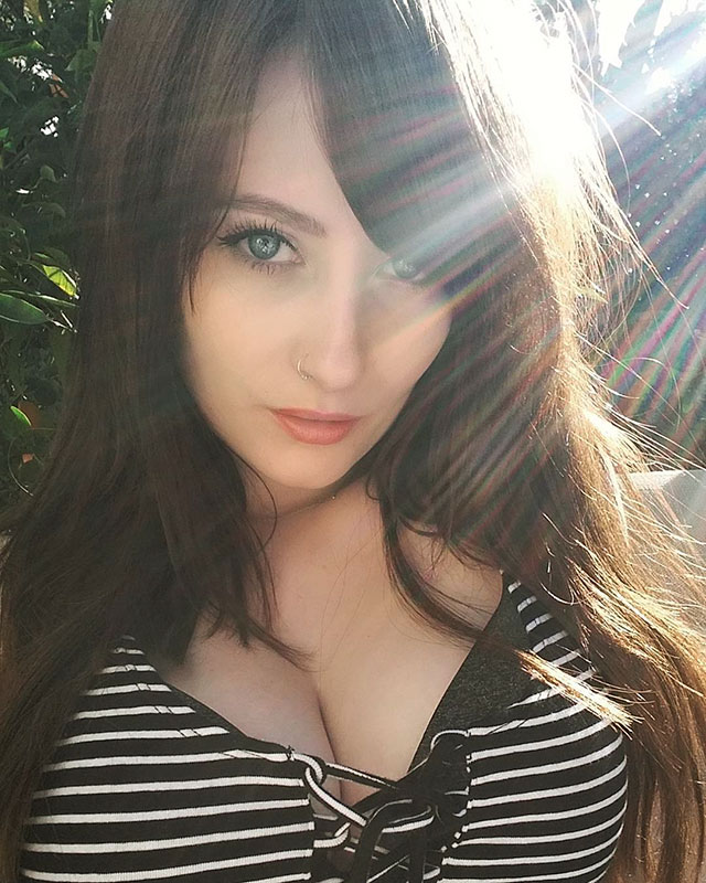 Jessica Lou taking a selfie