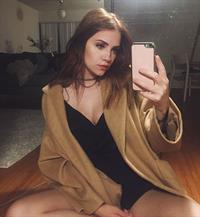 Karol Queiroz taking a selfie