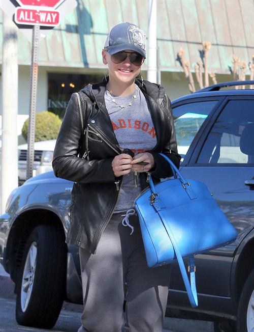 Anna Faris Stops by Salon Benjamin in West Hollywood (November 20, 2012) 