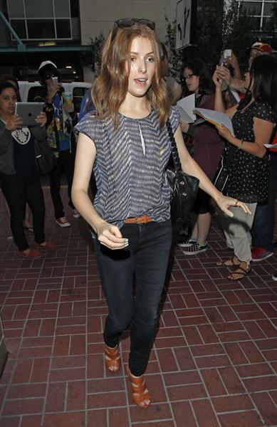 Anna Kendrick - Arrives LAX & greets fans heading to Comic-Con in San Diego (July 13, 2012)