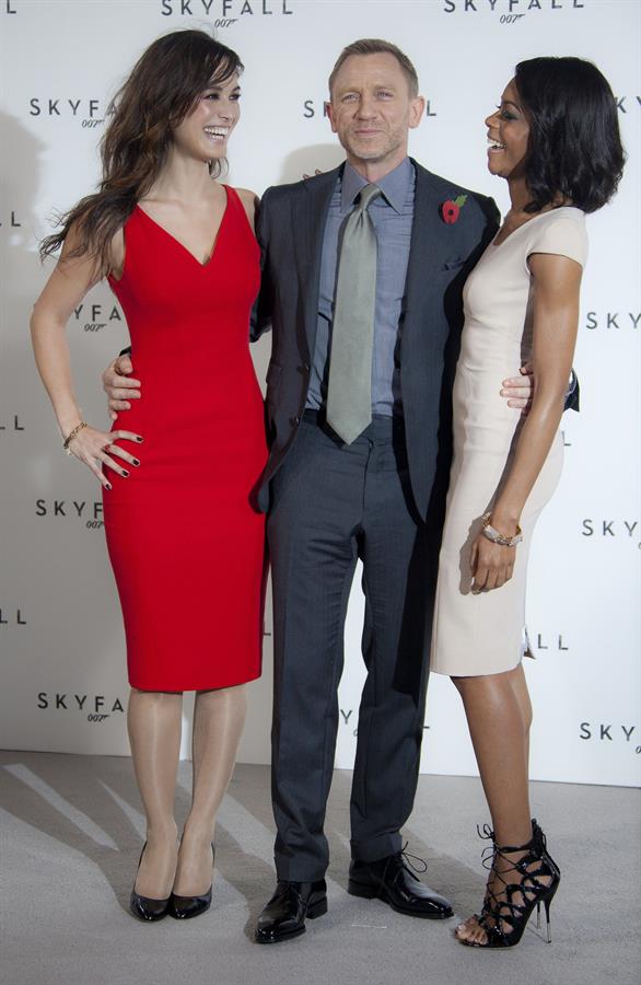 Berenice Marlohe Photocall for  Skyfall  in London (03.11.2011) 