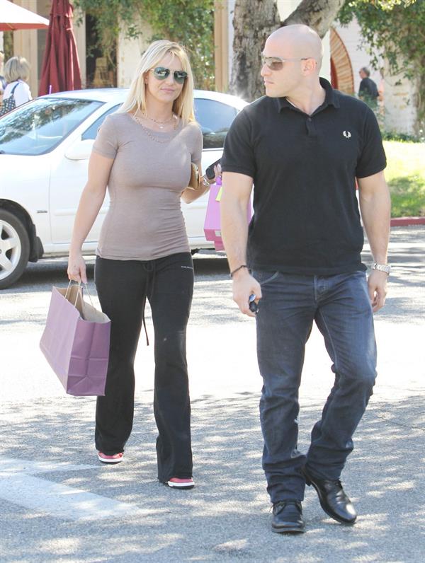 Britney Spears out shopping in Calabasas 10/23/12 