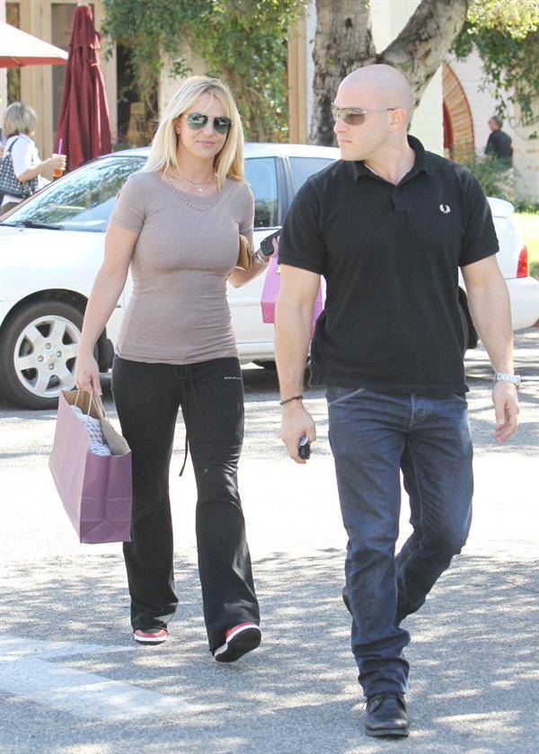 Britney Spears out shopping in Calabasas 10/23/12 