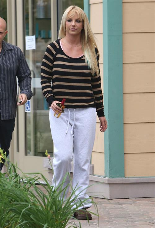 Britney Spears Pictures Britney Spears Leaving hair salon with her bodyguard in Beverly Hills (October 20, 2012)
