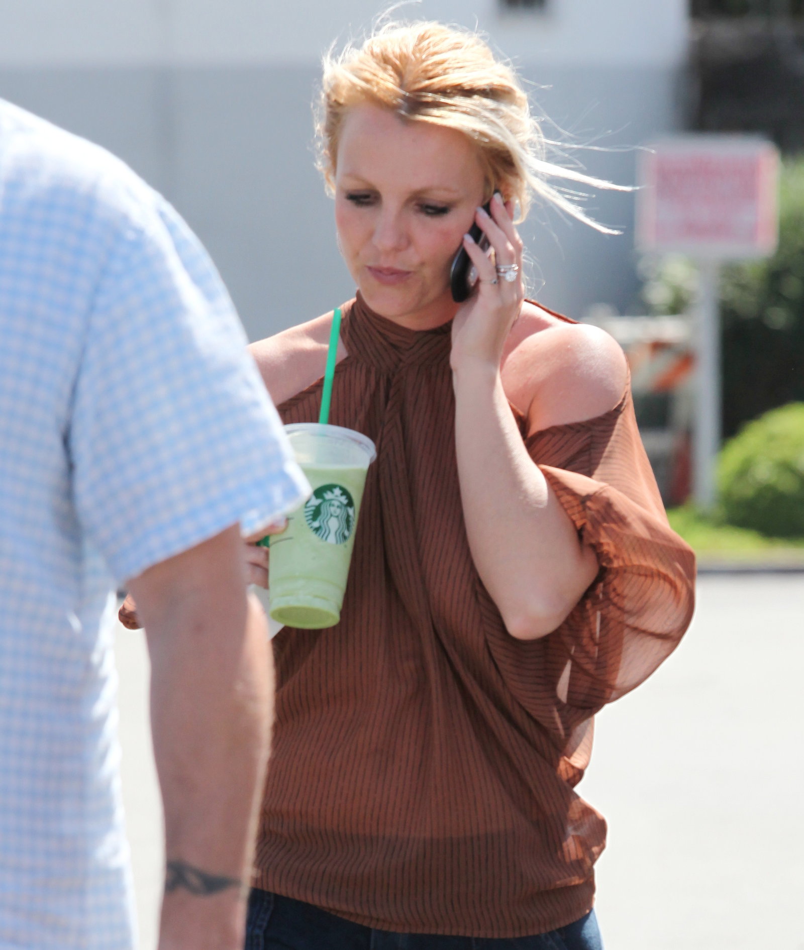 Britney Spears in jeans leaving Starbucks LA (10/04/12) 