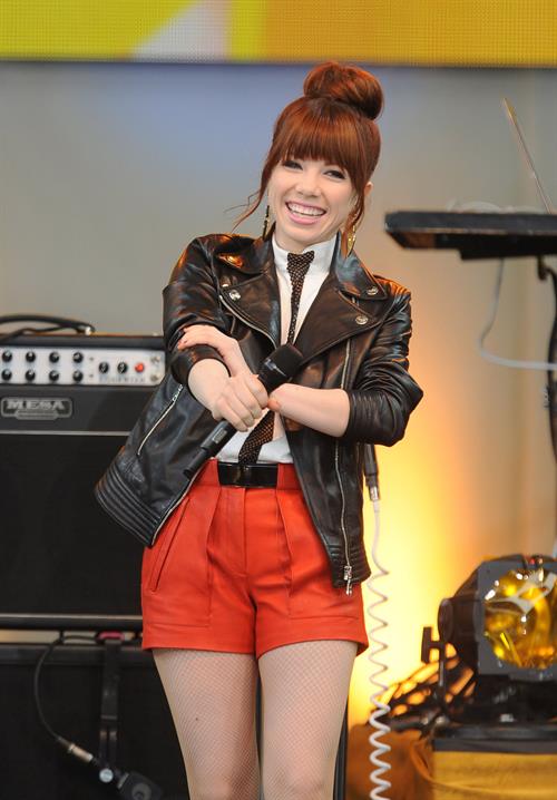 Carly Rae Jepsen - Performs Live as Part of Good Morning America's 2013 Summer Concert in New York City (14.06.2013) 