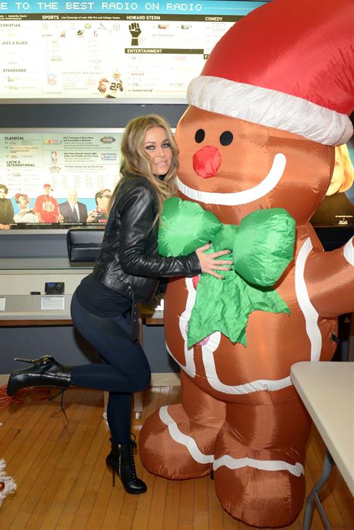 Carmen Electra Enters the Sirius M Studios in New York 05.12.12 