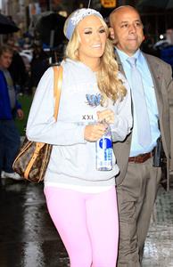 Carrie Underwood “Good Morning America” departure candids in New York, November 1, 2013 
