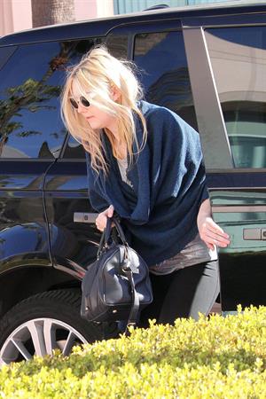 Dakota Fanning rushes into a workout class in Los Angeles January 17, 2013 