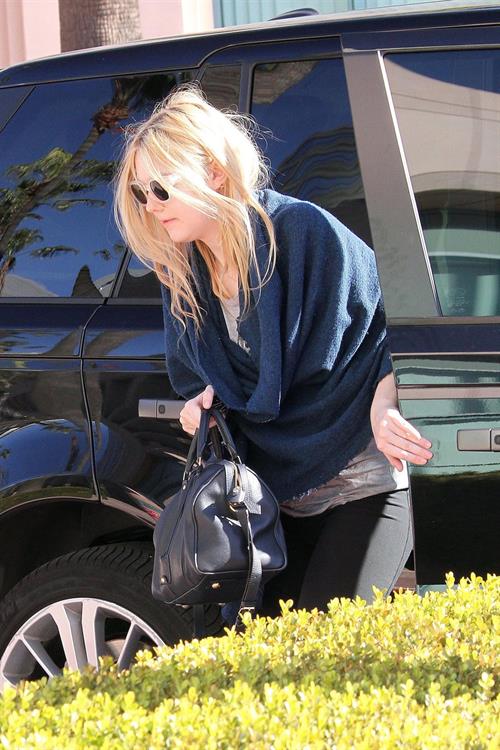 Dakota Fanning rushes into a workout class in Los Angeles January 17, 2013 