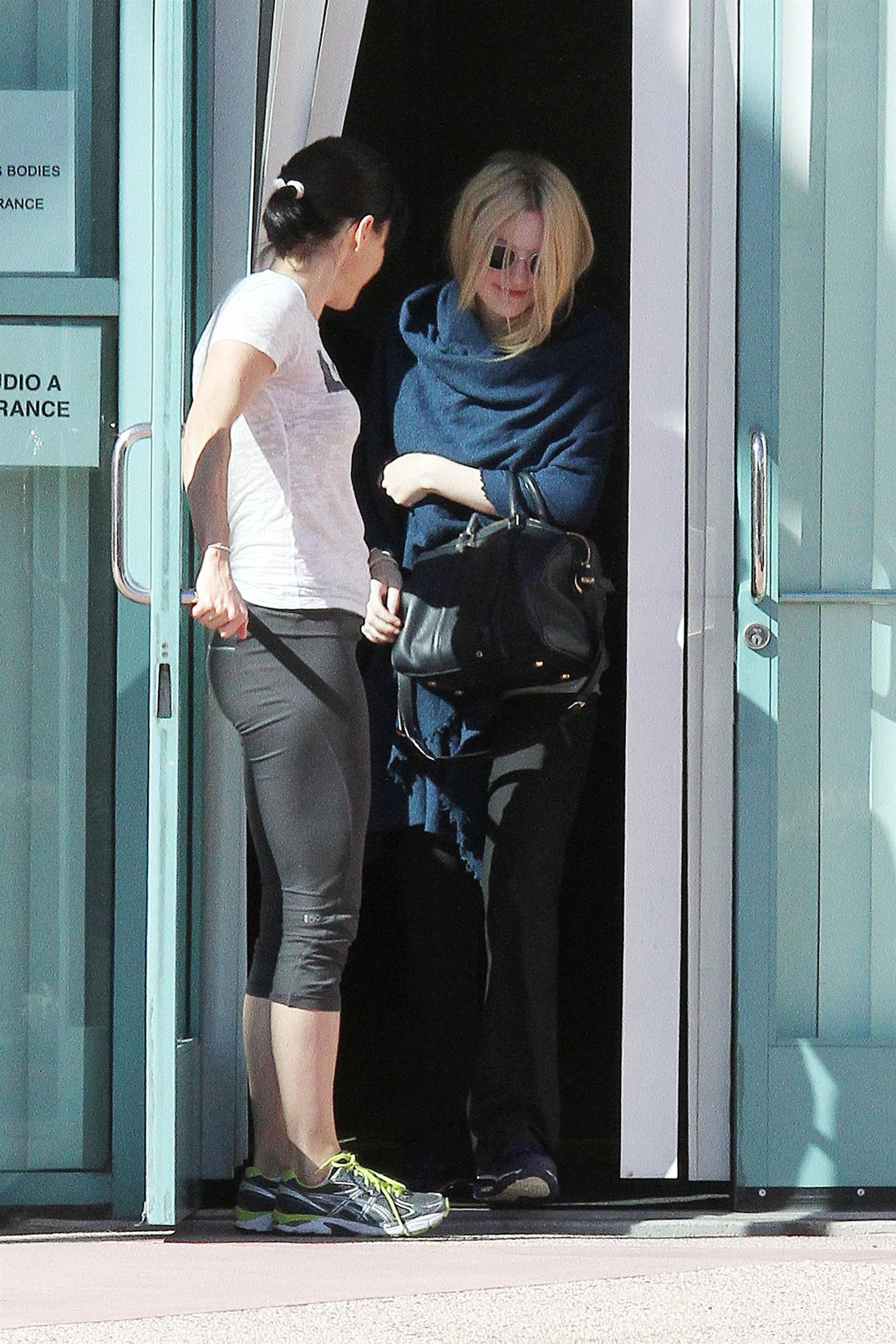 Dakota Fanning rushes into a workout class in Los Angeles January 17, 2013 
