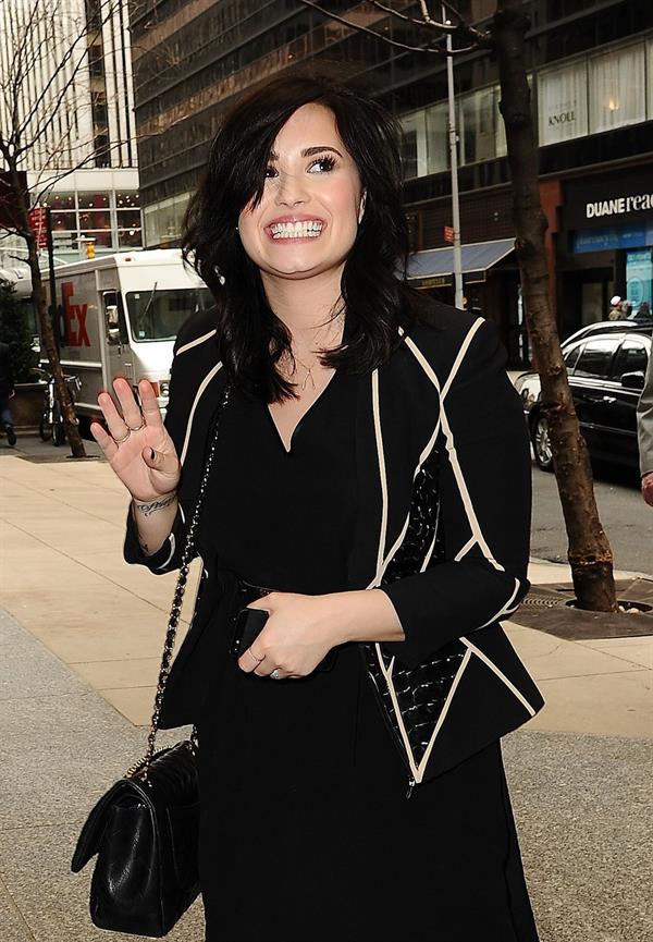 Demi Lovato - Arrives for Live with Kelly in New York City (12.04.2013) 