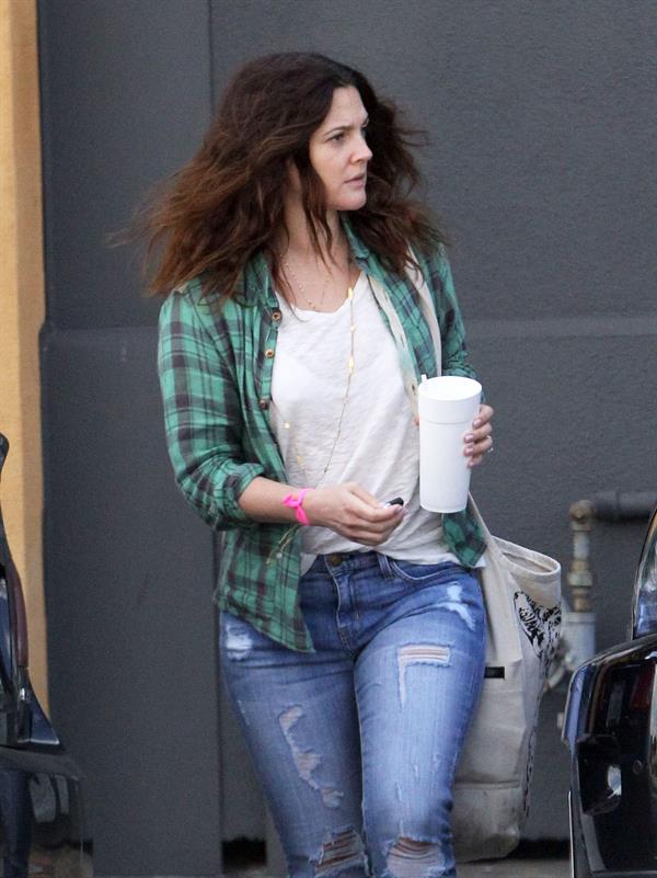 Drew Barrymore - Grabs a cup of somewhat in Santa Monica (21.02.2013) 