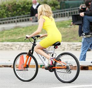 Elizabeth Banks on the set of 'Walk Of Shame' in LA 2/5/13 