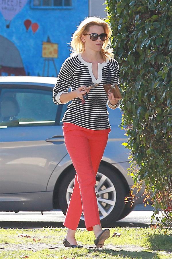 Elizabeth Banks out and about in Los Angeles 1/19/13 