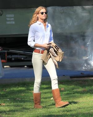 Emily VanCamp Set of Revenge in Los Angeles - October 31, 2012