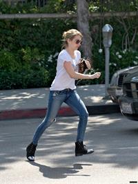Emma Roberts Tight Jeans The Griddle Cafe And Rite Aid LA (10/09/12) 