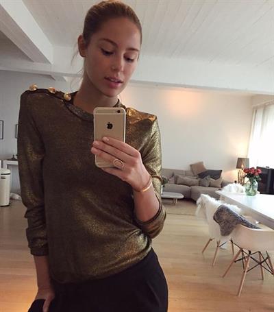 Mathilde Gøhler taking a selfie