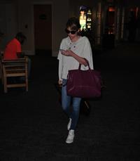Emma Roberts lands in Wilmington to continue filming 'We're the Millers' (09 August 2012)