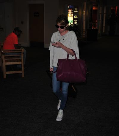 Emma Roberts lands in Wilmington to continue filming 'We're the Millers' (09 August 2012)