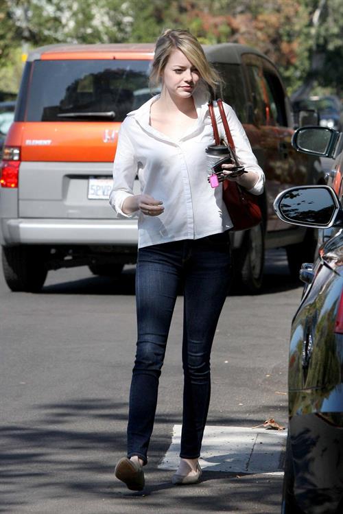 Emma Stone in Jeans walking in Los Angeles (10/08/12) 