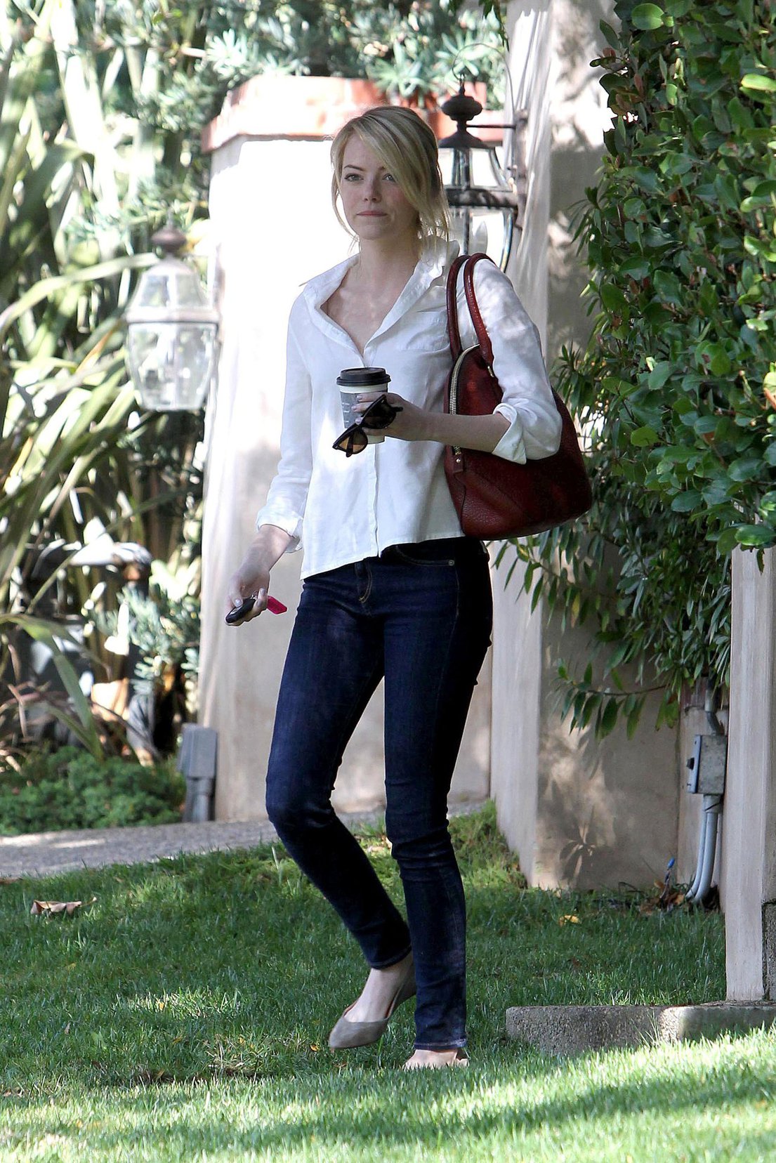 Emma Stone in Jeans walking in Los Angeles (10/08/12) 