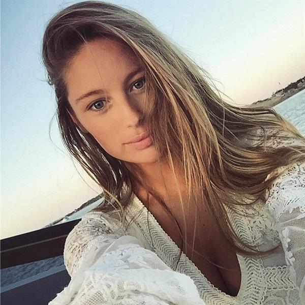 Mathilde Gøhler taking a selfie