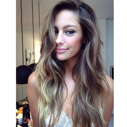 Mathilde Gøhler taking a selfie