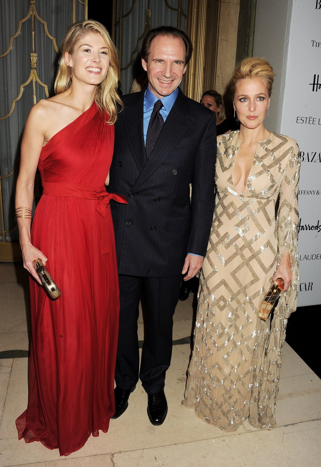 Gillian Anderson Pictures Gillian Anderson  Harper’s Bazaar Women of the Year Awards in London - October 31, 2012