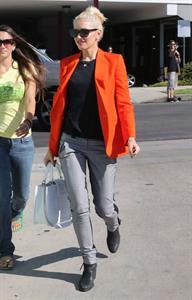 Gwen Stefani Spotted entering a store in Studio City (October 13, 2012) 