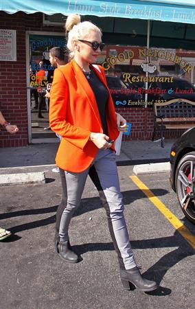 Gwen Stefani Spotted entering a store in Studio City (October 13, 2012) 