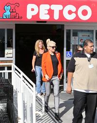Gwen Stefani Spotted entering a store in Studio City (October 13, 2012) 