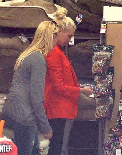 Gwen Stefani Spotted entering a store in Studio City (October 13, 2012) 