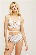 Elyse Taylor in lingerie