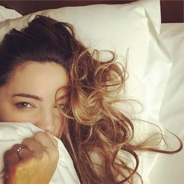 Kelly Brook taking a selfie