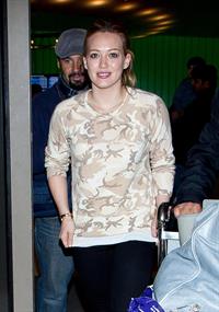 Hilary Duff arrives at Los Angeles International Airport (20.02.2013) 