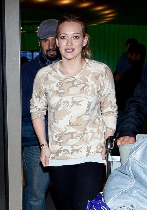 Hilary Duff arrives at Los Angeles International Airport (20.02.2013) 