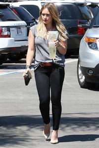 Hilary Duff Stops at Starbucks for an iced drink while out and about in Los Angeles (September 6, 2013) 