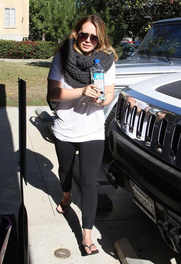 Hilary Duff Heads to pilates class in Studio City (November 20, 2012) 